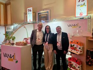 Stand de Vanni Packaging en Global Cherry Summit mostrando cajas para cerezas de exportación certificadas BRCGS.