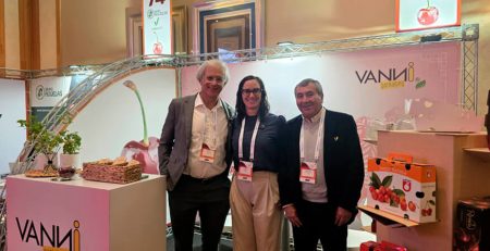 Stand de Vanni Packaging en Global Cherry Summit mostrando cajas para cerezas de exportación certificadas BRCGS.