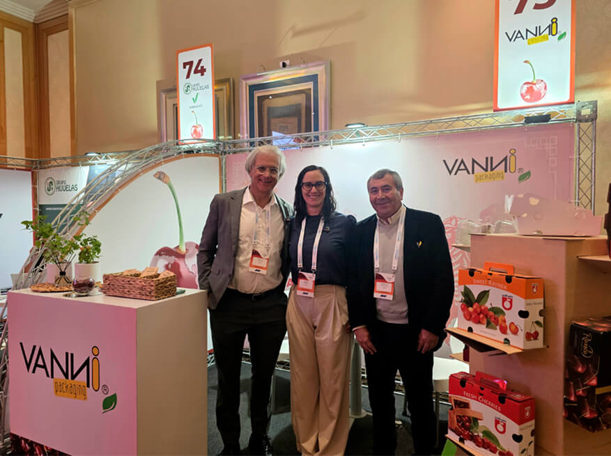 Stand de Vanni Packaging en Global Cherry Summit mostrando cajas para cerezas de exportación certificadas BRCGS.
