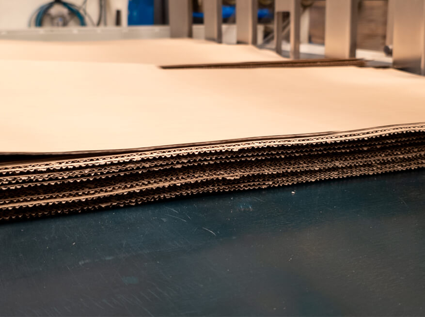 Detalle técnico de la estructura de cajas onda E para cerezas con superficie de alta resolución.